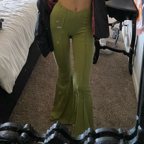 Princess Polly flared green leggings - Picture 2 of 4